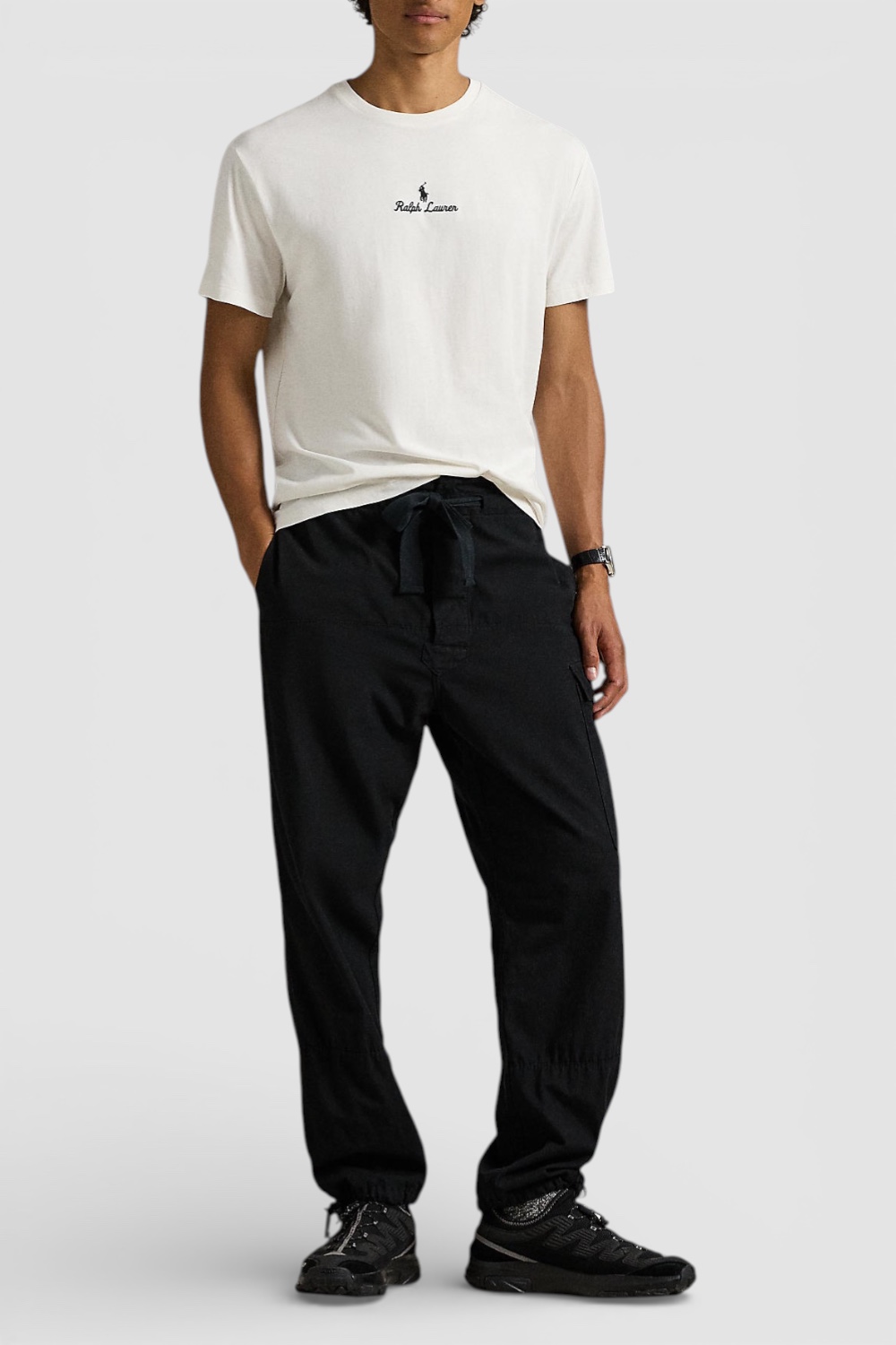 תמונת כל הלוק של חולצת טי